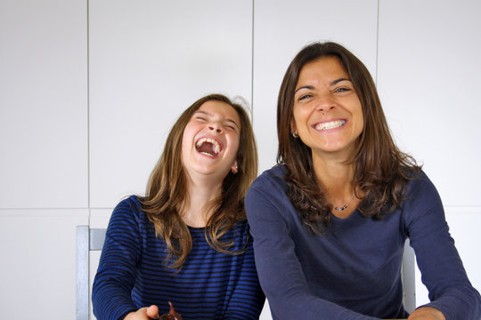 MAMMA E FIGLIA RIDENDO