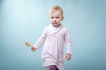 mädchen mit bürste