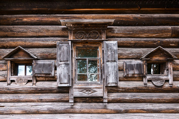 Fototapeta na wymiar facade of the old Russian house