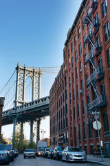 Obraz premium Manhattan Bridge z ruchliwej ulicy Dumbo Brooklyn