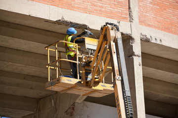 trabajando sobre una grua