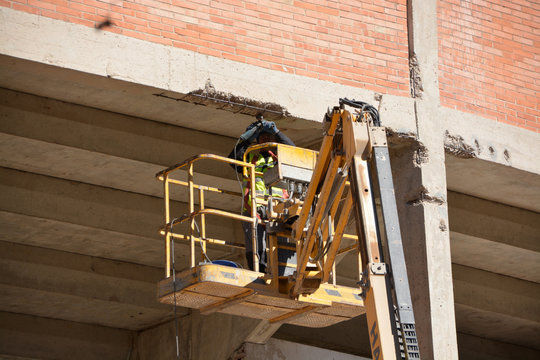 obrero trabajando sobre una obra