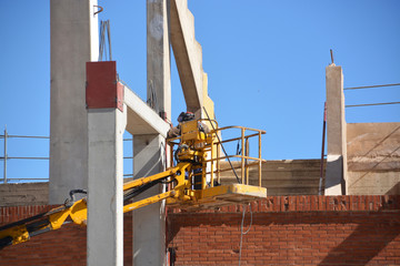 Naklejka premium trabajando sobre una grua