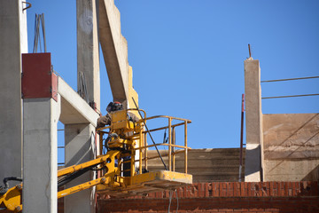 Naklejka premium trabajando sobre una grua