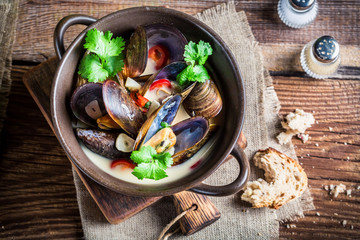 Mussels in shells with garlic and red peppers