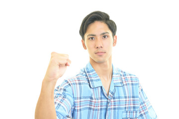 ガッツポーズの男性