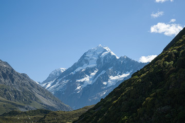 Fototapeta premium Górska sceneria z odległą górą Mount Cook w Nowej Zelandii.