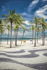 Crédence de cuisine en verre imprimé Copacabana, Rio de Janeiro, Brésil Palms on Copacabana Beach in Rio de Janeiro, Brazil