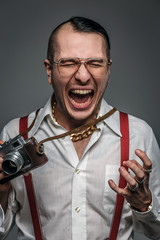 Man in whoite shirt holds photo camera