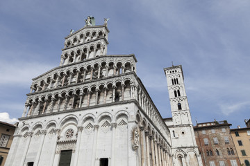 Fototapeta na wymiar Facciata e campanile Duomo di Lucca