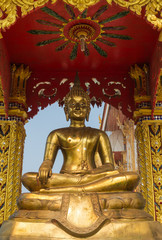 Obraz premium the gold buddha statue sitting under the sun light