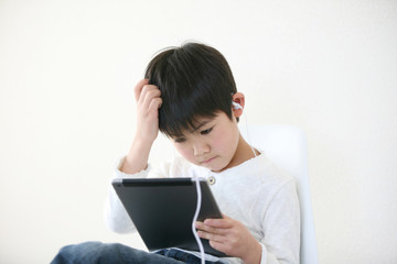 子供とタブレット