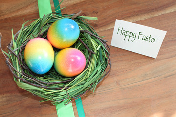 Frohe Ostern - Osternest mit bunt gefärbten Eiern