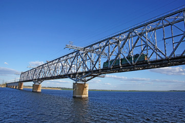 Локомотив идет по Саратовскому мосту через Волгу