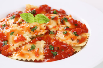 Italienische Nudeln Ravioli mit Tomaten Sauce auf Teller
