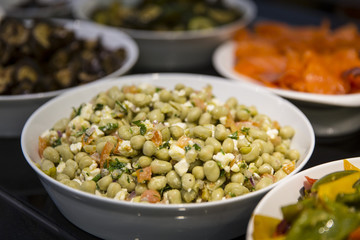 Antipasti im Restaurant mit Erbsen