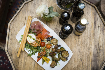 Vorspeisenteller im Restaurant mit italienischer Antipasti