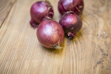Haufen mit Roten Zwiebeln auf Holzplatte