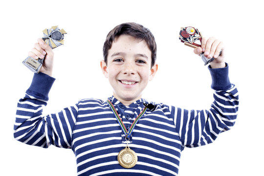 Ni&ntilde;o mostrando orgulloso sus trofeos de p&aacute;del