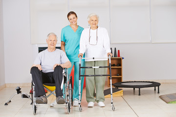 Zwei Senioren im Pflegeheim bei der Physiotherapie