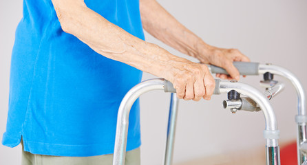 Hände einer alten Frau am Gehgestell