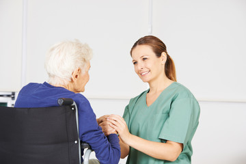 Alte Frau als Patientin mit Krankenschwester