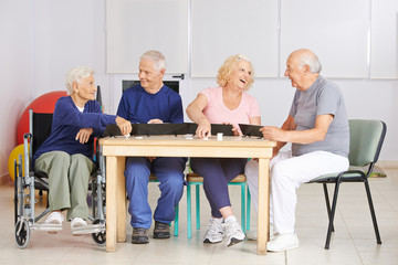 Gruppe Senioren spielt gemeinsam Rummy