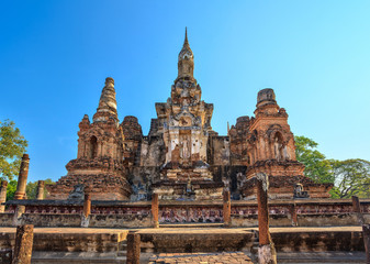 Fototapeta na wymiar ruin temple at Sukothai Historical Park, Thailand