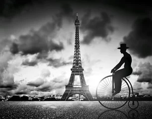 Mann auf Retro-Fahrrad neben Effel Tower, Paris, Frankreich. © Photocreo Bednarek