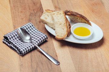 Brot mit Olivenöl mit Salz u Pfeffer // Dippen