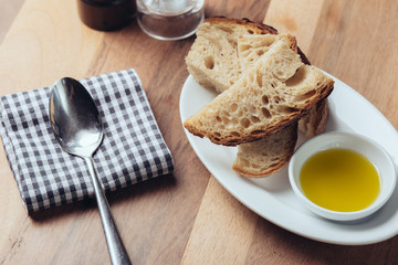Brot mit Olivenöl mit Salz u Pfeffer // Dippen