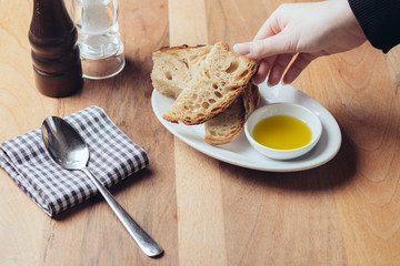 Brot mit Olivenöl mit Salz u Pfeffer // Dippen
