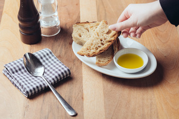 Brot mit Olivenöl mit Salz u Pfeffer // Dippen