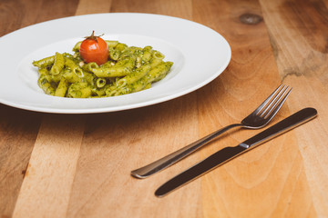 Nudeln /Penne/ mit Pesto und Tomate // Ansicht von vorne