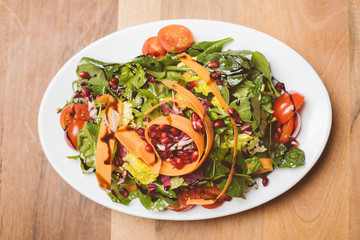 Salat auf kleinem Teller