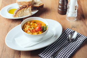 Mediterrane Suppe mit Brotteller u Olivenöl // Ansicht von vorne