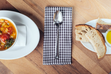 Mediterrane Suppe mit Brotteller u Olivenöl // Ansicht von oben