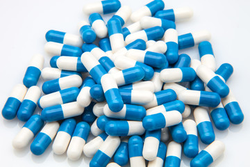 pastillas blancas y azules