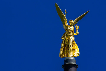 Friedensengel glänzt im blauen Münchner Himmel