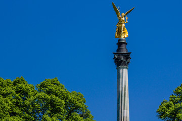 Naklejka premium Friedensengel glänzt goldig im Himmel von München