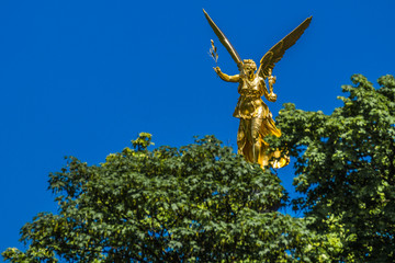 Friedensengel schwebt über die Isarauen von München