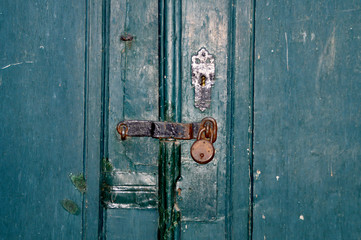 Antikes Schloss an einer Holztür