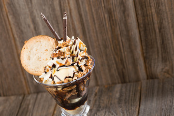Nuss-Eisbecher auf Holzhintergrund