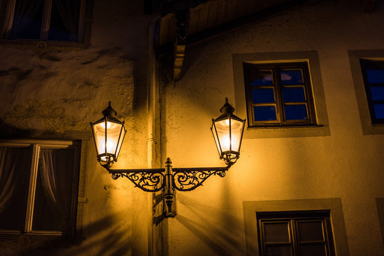 Straßenbeleuchtung an Hausfassade in Wolfratshausen
