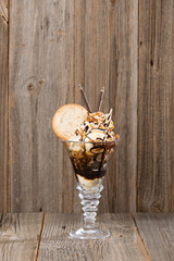 Nuss-Eisbecher auf Holzhintergrund