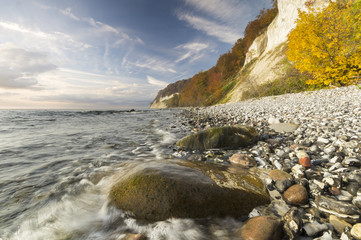Kamienna plaża pod klifem na wyspie Rugia