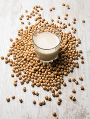 sojamilch zwischen sojabohnen