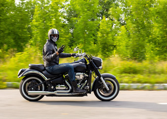 Obraz premium zwolnione tempo, rowerzysta jadący na nieznanym motocyklu z rozmyciem ruchu,