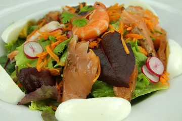 salade composée au saumon fumé et crevettes