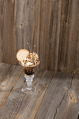 Nuss-Eisbecher auf Holzhintergrund